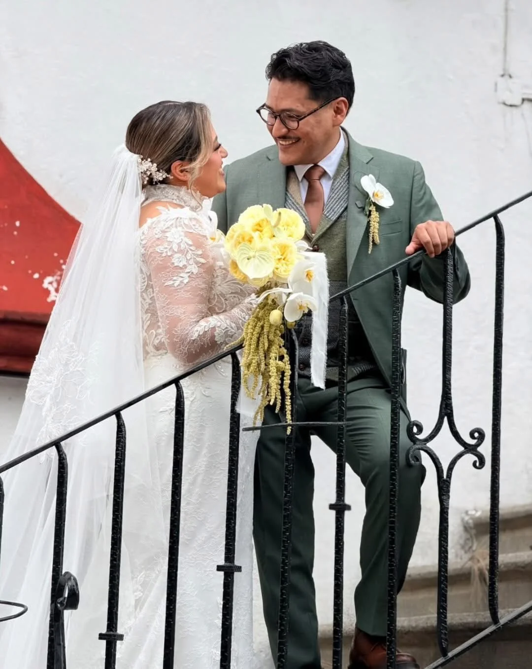 Novios con ramo amarillo durante sesión de boda