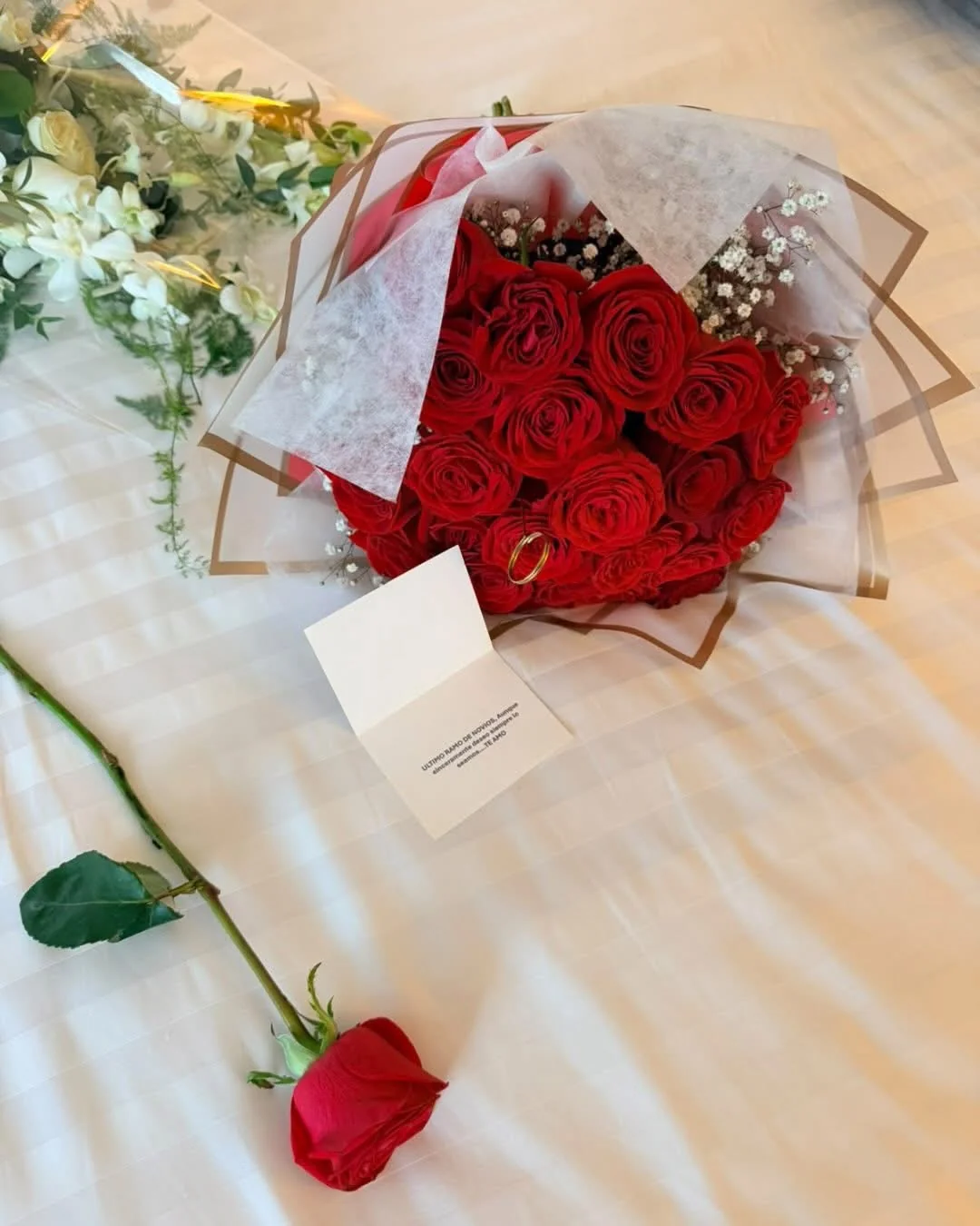 Ramo floral de rosas rojas preparado para una celebración