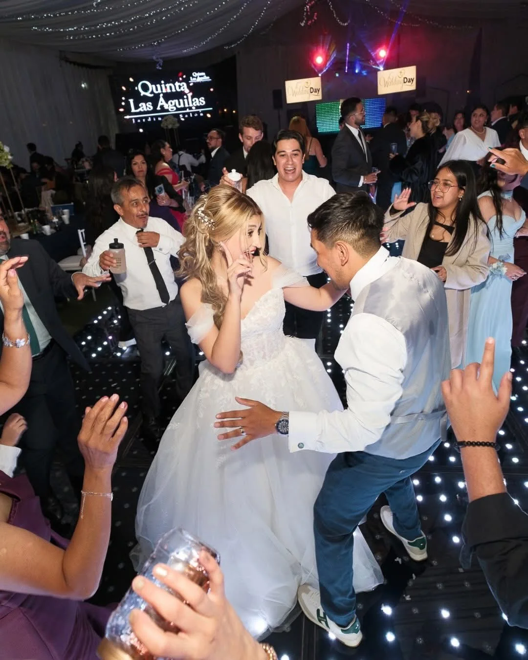 Pista de baile llena de energía en una boda